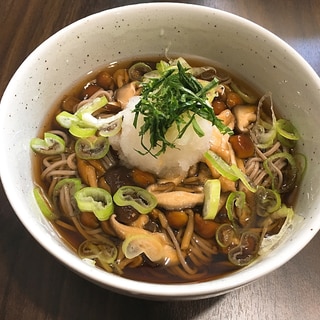 簡単おいしい！温かい鶏ときのこのおろし蕎麦